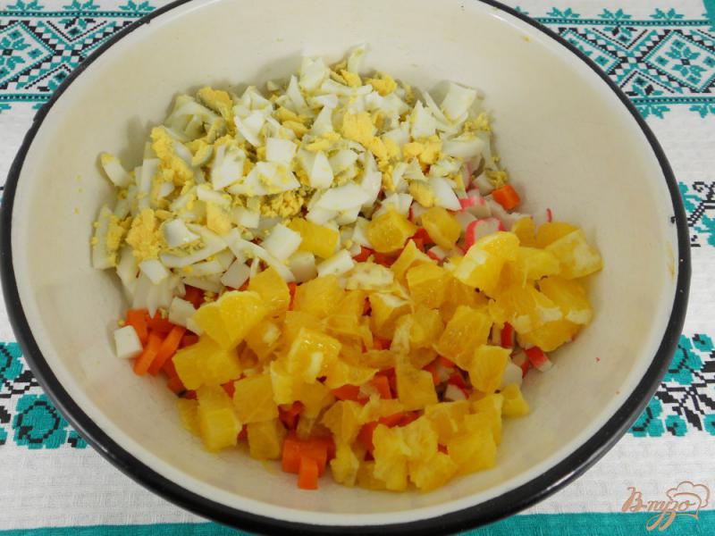 Фото приготовление рецепта: Салат с крабовыми палочками, апельсином и орехами шаг №2