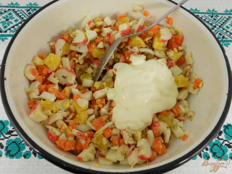 Фото приготовление рецепта: Салат с крабовыми палочками, апельсином и орехами шаг №4