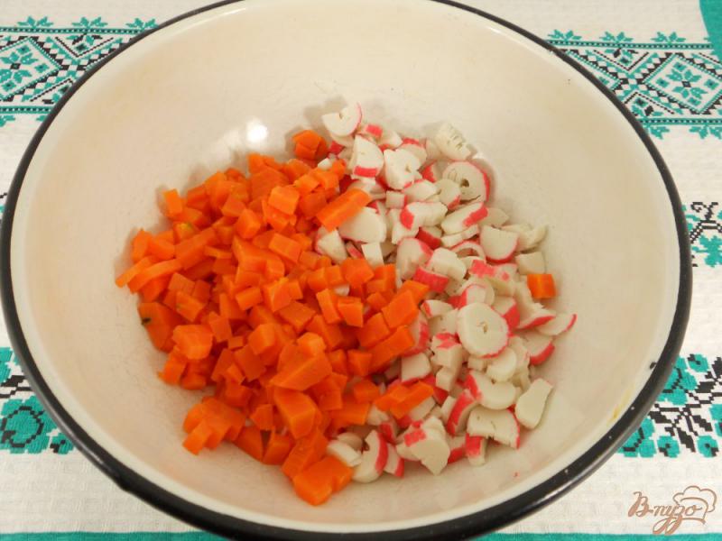 Фото приготовление рецепта: Салат с крабовыми палочками, апельсином и орехами шаг №1