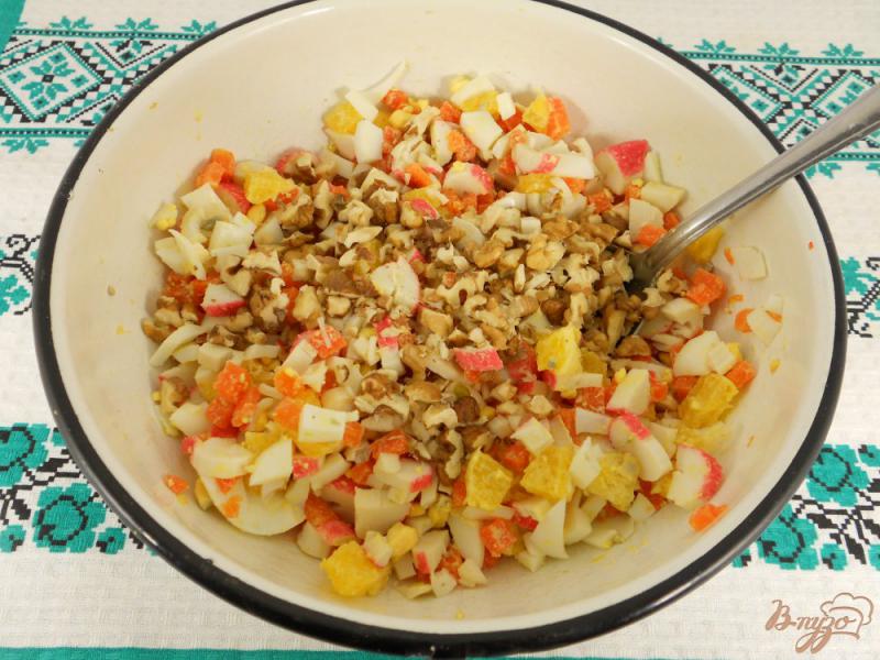 Фото приготовление рецепта: Салат с крабовыми палочками, апельсином и орехами шаг №3