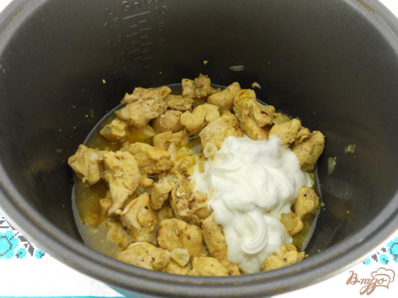 Фото приготовление рецепта: Куриное филе в сметанном соусе в мультиварке шаг №3
