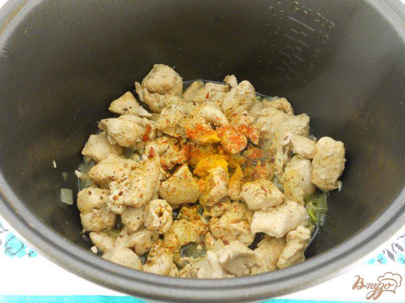Фото приготовление рецепта: Куриное филе в сметанном соусе в мультиварке шаг №2