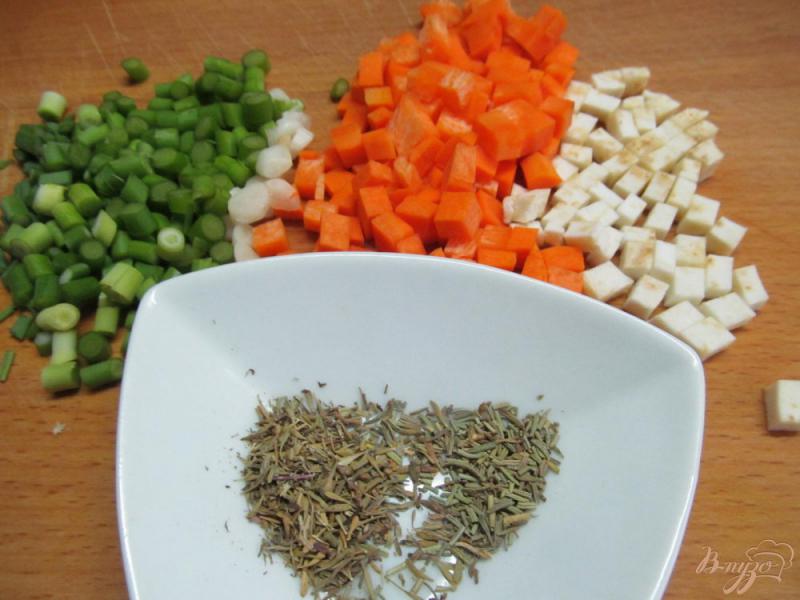 Фото приготовление рецепта: Тушеная свинина с овощами и грибами шаг №2