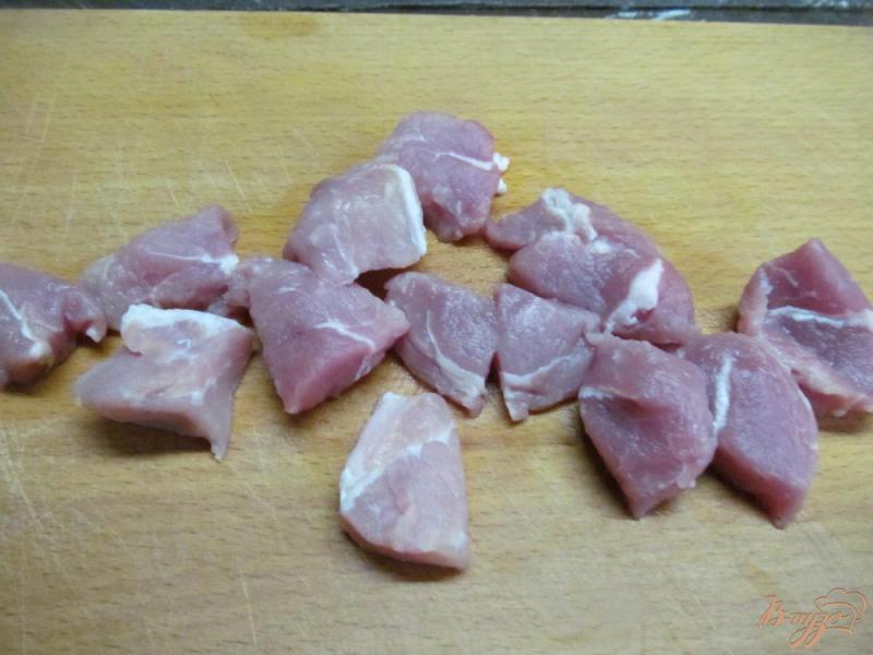 Фото приготовление рецепта: Тушеная свинина с овощами и грибами шаг №1