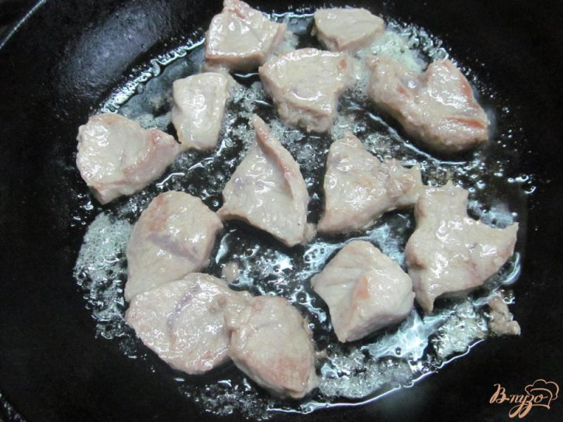 Фото приготовление рецепта: Тушеная свинина с овощами и грибами шаг №3