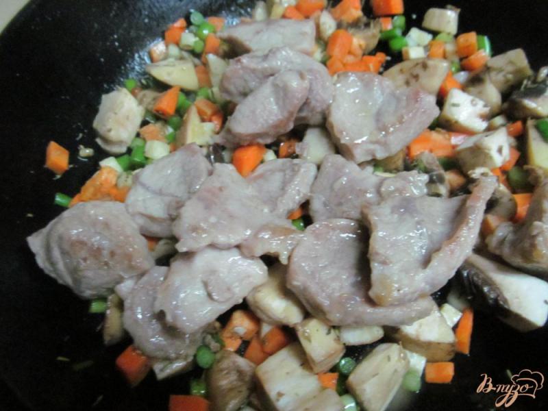 Фото приготовление рецепта: Тушеная свинина с овощами и грибами шаг №7
