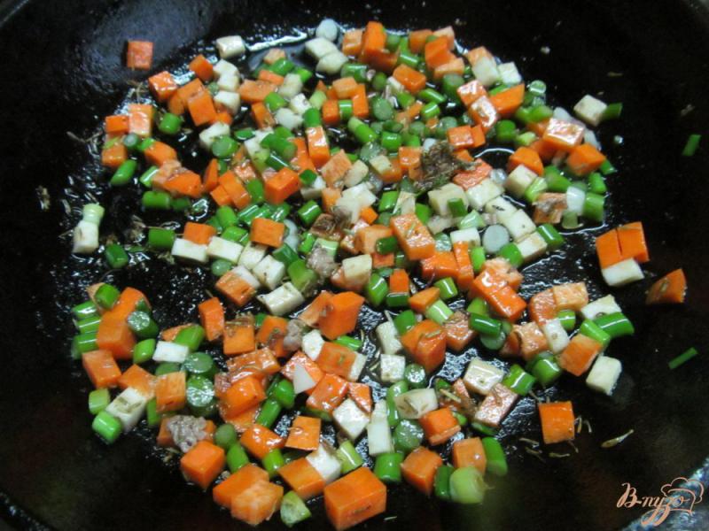 Фото приготовление рецепта: Тушеная свинина с овощами и грибами шаг №5