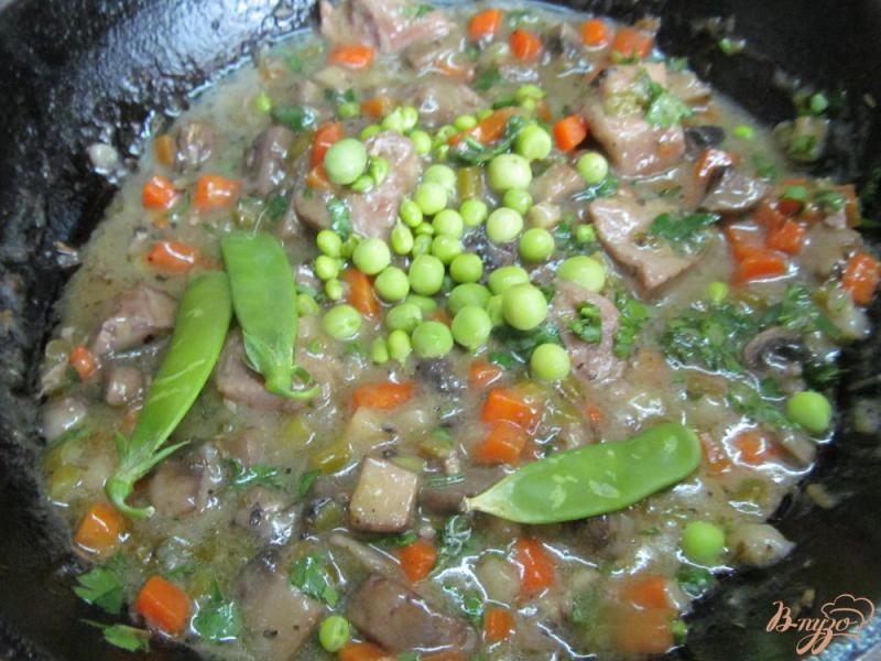 Фото приготовление рецепта: Тушеная свинина с овощами и грибами шаг №10