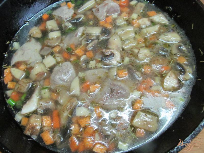 Фото приготовление рецепта: Тушеная свинина с овощами и грибами шаг №8