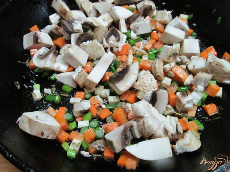 Фото приготовление рецепта: Тушеная свинина с овощами и грибами шаг №6