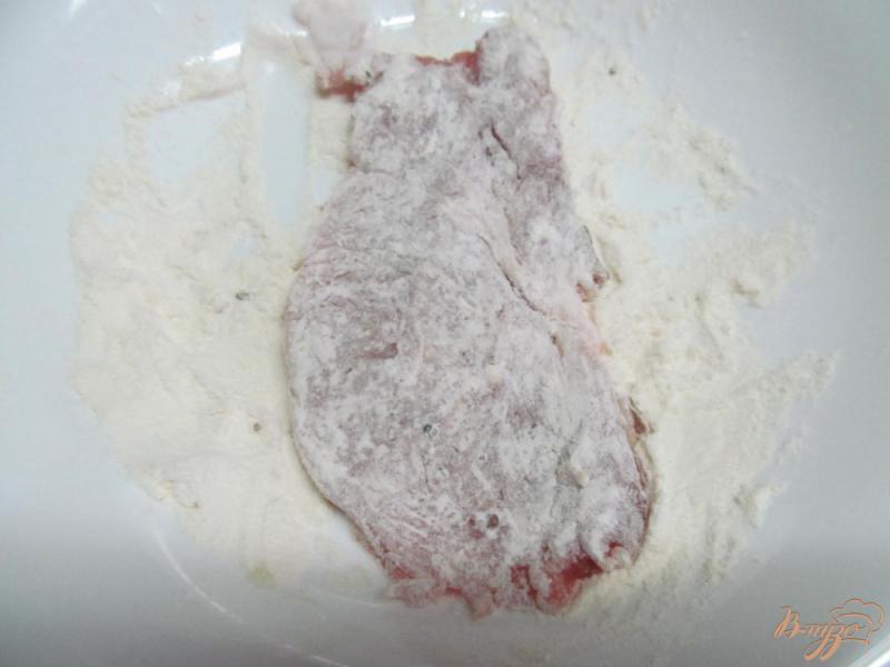Фото приготовление рецепта: Свиные отбивные с маринованным редисом шаг №2