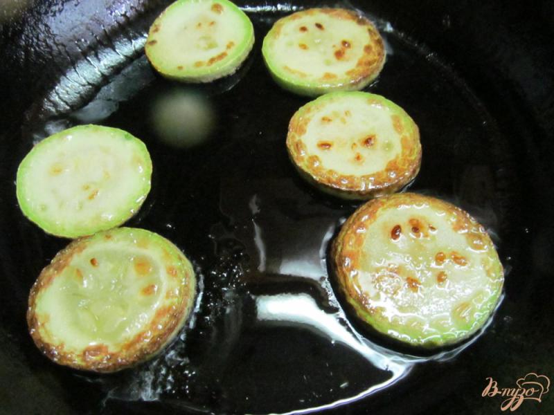 Фото приготовление рецепта: Куриные окорочка с кабачком под оливковым соусом шаг №5