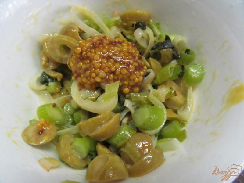 Фото приготовление рецепта: Куриные окорочка с кабачком под оливковым соусом шаг №4