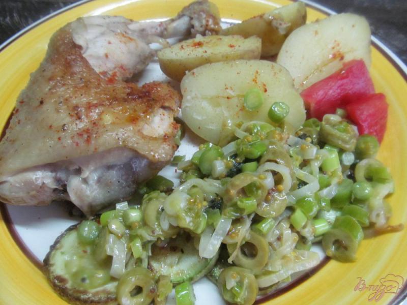 Фото приготовление рецепта: Куриные окорочка с кабачком под оливковым соусом шаг №7