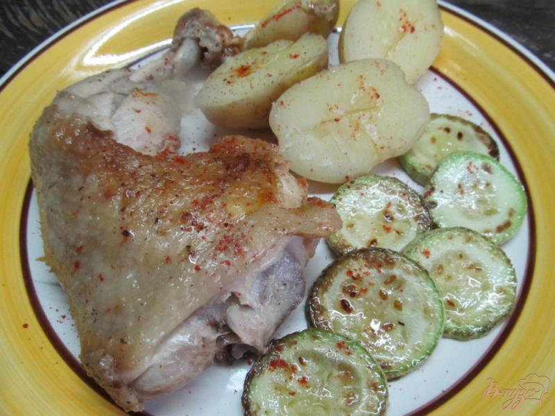 Фото приготовление рецепта: Куриные окорочка с кабачком под оливковым соусом шаг №6