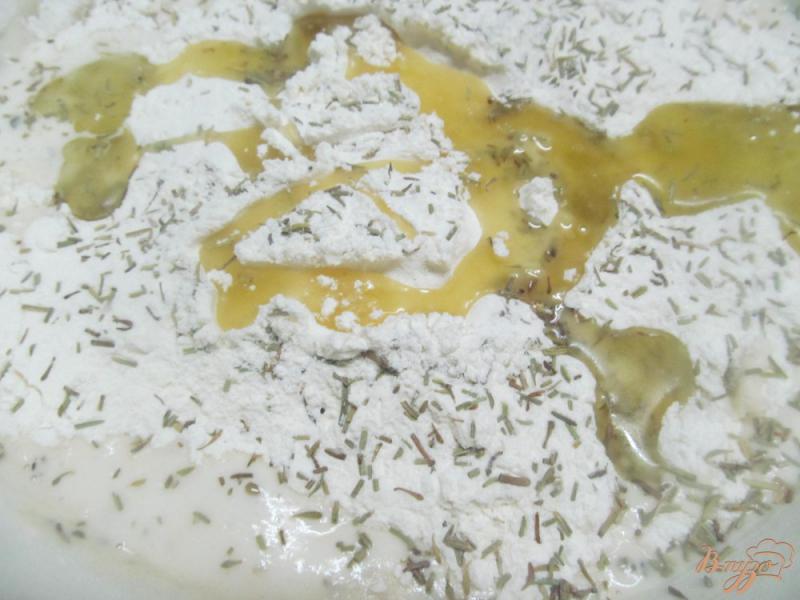 Фото приготовление рецепта: Булочки с розмарином и оливковым маслом шаг №2