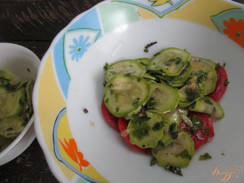 Фото приготовление рецепта: Салат из помидора с маринованными кабачками шаг №3