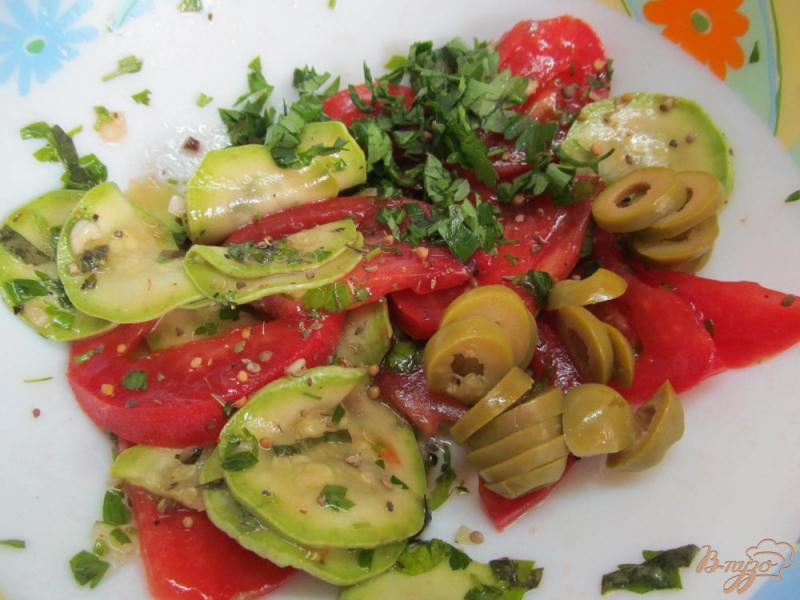 Фото приготовление рецепта: Салат из помидора с маринованными кабачками шаг №4