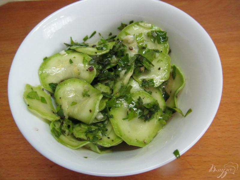 Фото приготовление рецепта: Салат из помидора с маринованными кабачками шаг №1