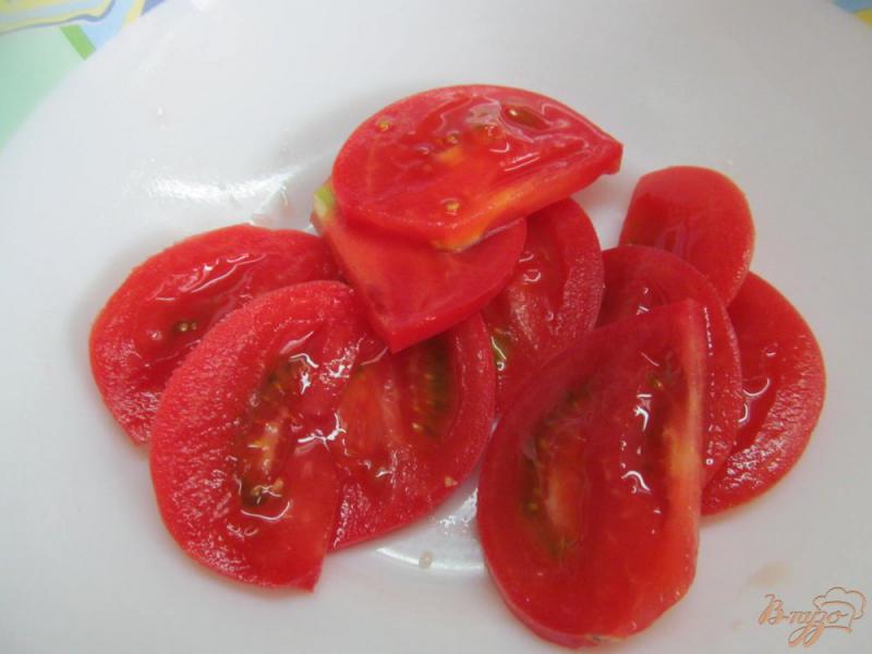 Фото приготовление рецепта: Салат из помидора с маринованными кабачками шаг №2