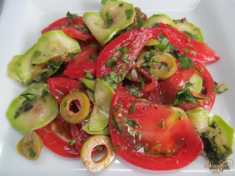 Фото приготовление рецепта: Салат из помидора с маринованными кабачками шаг №5