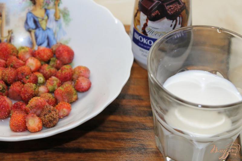 Фото приготовление рецепта: Молочный коктейль с медом и клубникой шаг №1