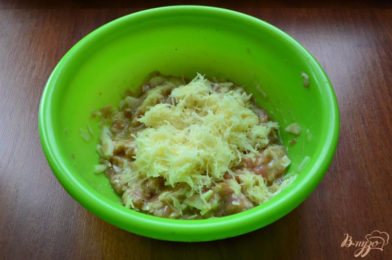 Фото приготовление рецепта: Куриные оладьи с картофелем и капустой шаг №3