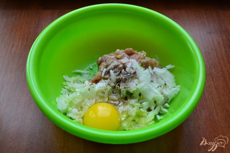 Фото приготовление рецепта: Куриные оладьи с картофелем и капустой шаг №2