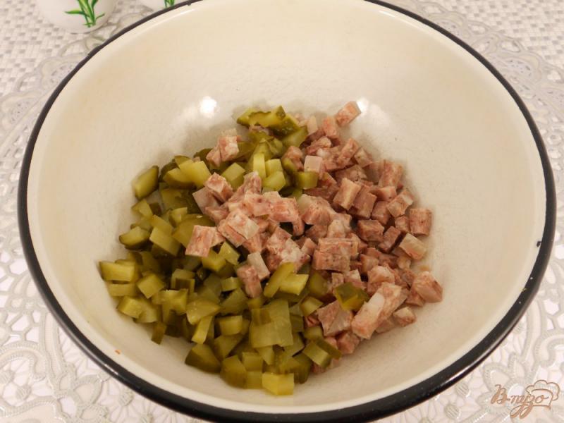 Фото приготовление рецепта: Салат с маринованными огурцами и свиным зельцем шаг №1