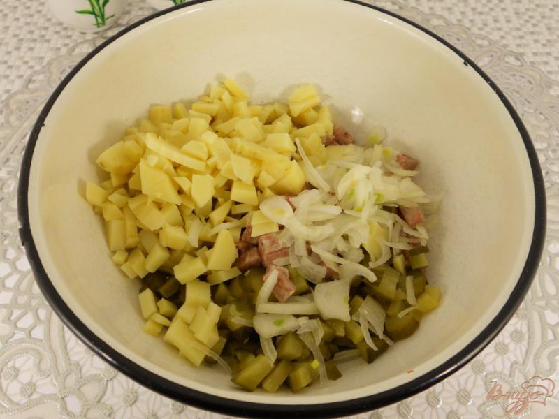 Фото приготовление рецепта: Салат с маринованными огурцами и свиным зельцем шаг №2
