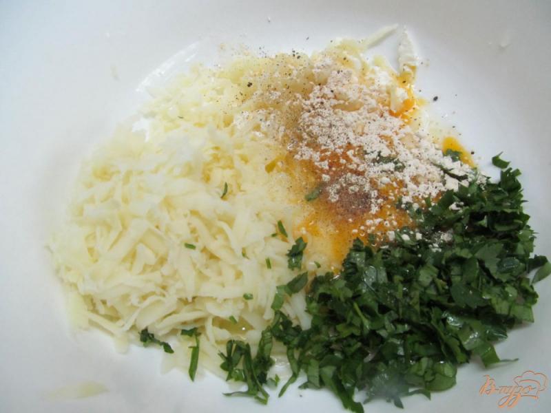 Фото приготовление рецепта: Картофельные оладьи с сыром фета шаг №2