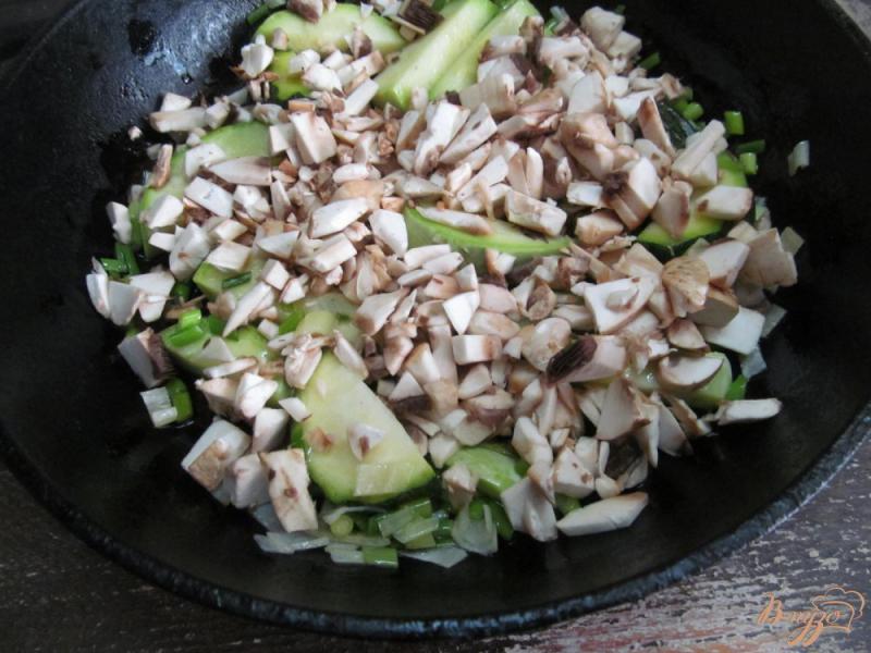 Фото приготовление рецепта: Тушеная свинина с кабачком в сливочно-грибном соусе шаг №5