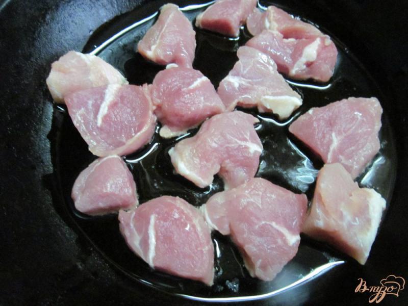 Фото приготовление рецепта: Тушеная свинина с кабачком в сливочно-грибном соусе шаг №1