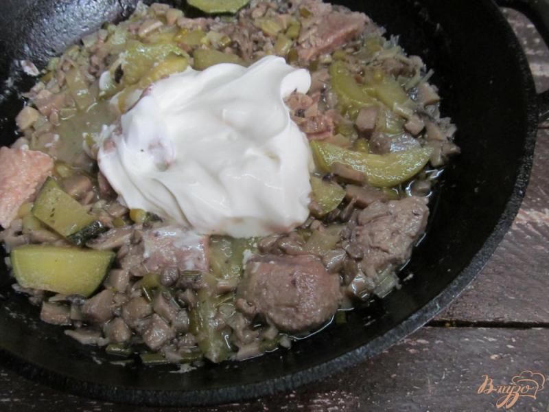 Фото приготовление рецепта: Тушеная свинина с кабачком в сливочно-грибном соусе шаг №8