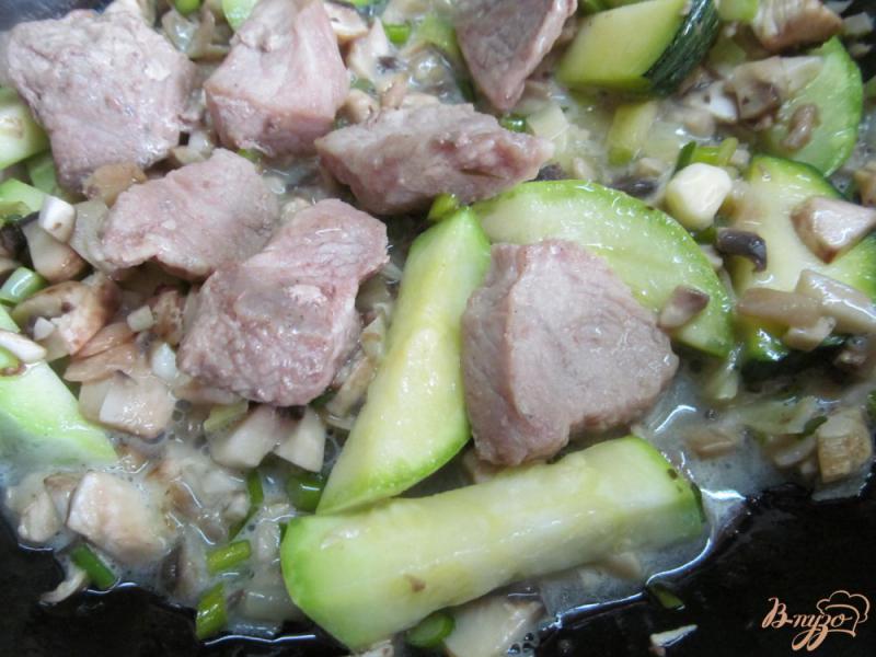 Фото приготовление рецепта: Тушеная свинина с кабачком в сливочно-грибном соусе шаг №7