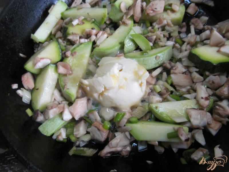 Фото приготовление рецепта: Тушеная свинина с кабачком в сливочно-грибном соусе шаг №6