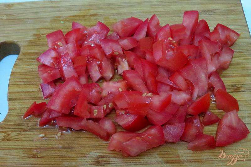 Фото приготовление рецепта: Куриные бёдра  с луком и помидорами шаг №3