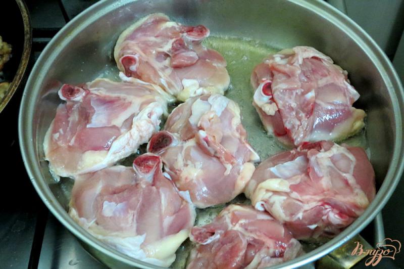 Фото приготовление рецепта: Куриные бёдра  с луком и помидорами шаг №4