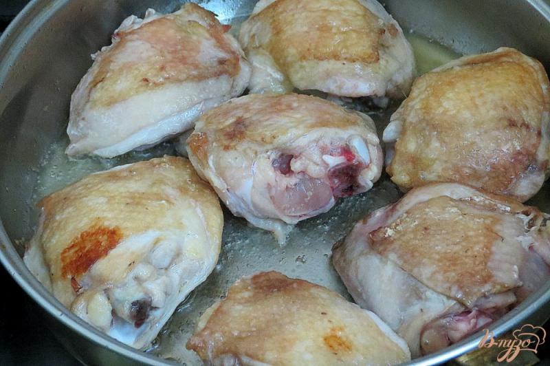 Фото приготовление рецепта: Куриные бёдра  с луком и помидорами шаг №5