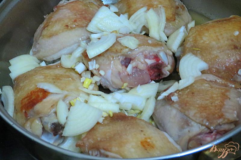 Фото приготовление рецепта: Куриные бёдра  с луком и помидорами шаг №7
