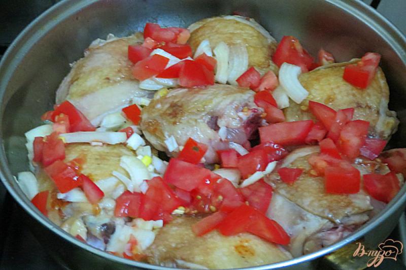 Фото приготовление рецепта: Куриные бёдра  с луком и помидорами шаг №8