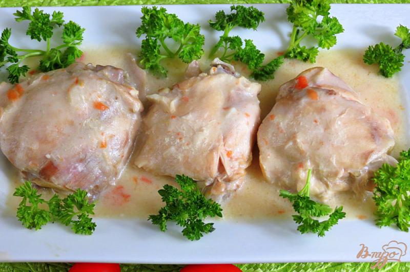 Фото приготовление рецепта: Куриные бёдра  с луком и помидорами шаг №10
