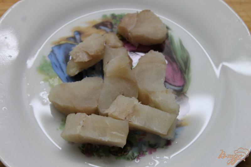 Фото приготовление рецепта: Свежий рыбный салат с апельсином шаг №1
