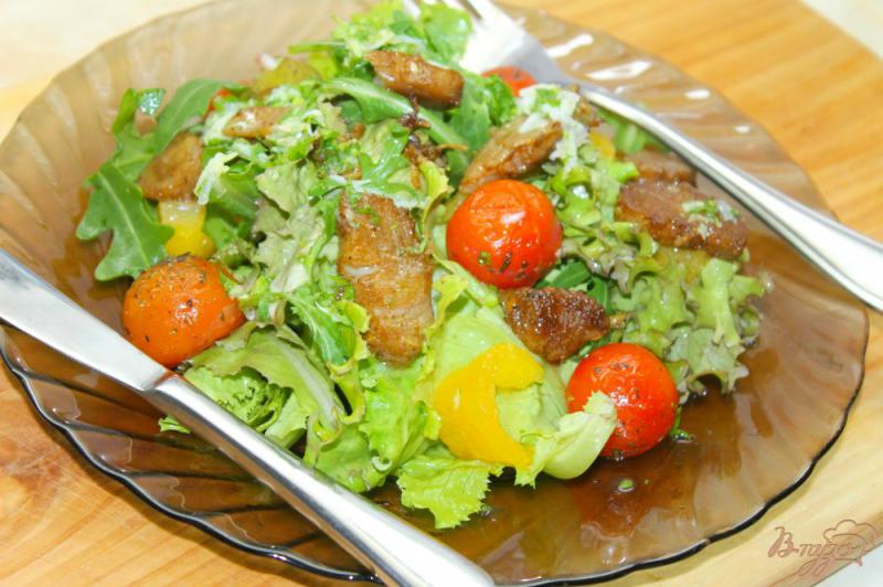 Фото приготовление рецепта: Свежий рыбный салат с апельсином шаг №6