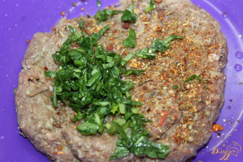 Фото приготовление рецепта: Мини сосиски из мясного фарша с базиликом шаг №2