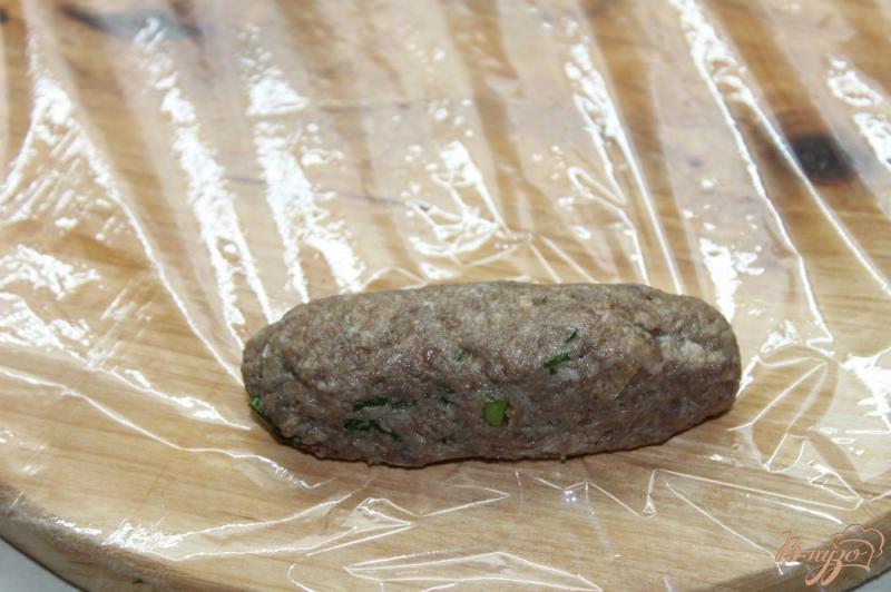 Фото приготовление рецепта: Мини сосиски из мясного фарша с базиликом шаг №3