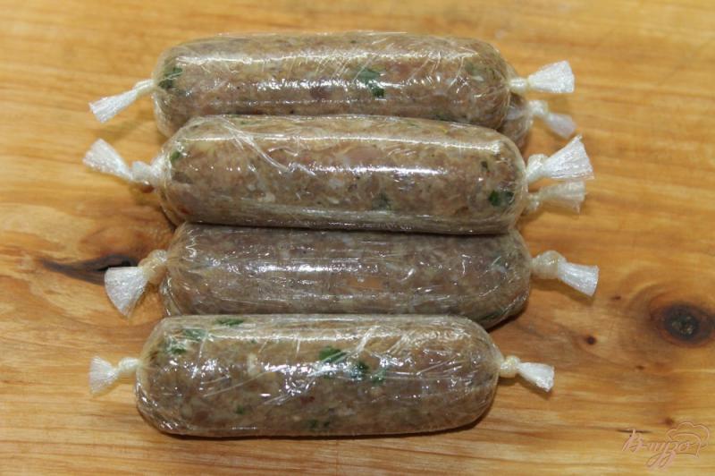 Фото приготовление рецепта: Мини сосиски из мясного фарша с базиликом шаг №4