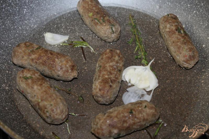 Фото приготовление рецепта: Мини сосиски из мясного фарша с базиликом шаг №7