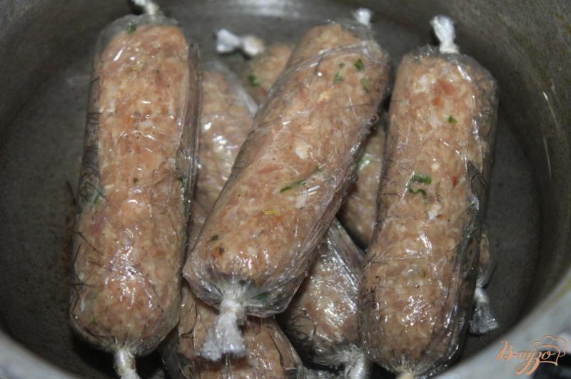 Фото приготовление рецепта: Мини сосиски из мясного фарша с базиликом шаг №5