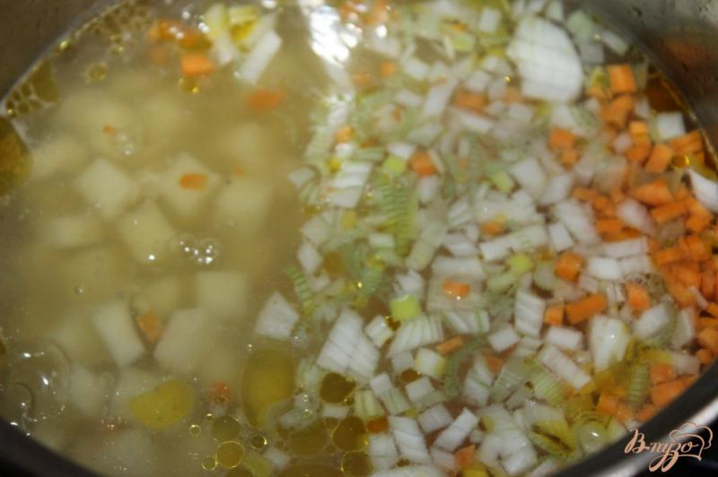 Фото приготовление рецепта: Суп на курином бульоне с рисом и яйцом шаг №3